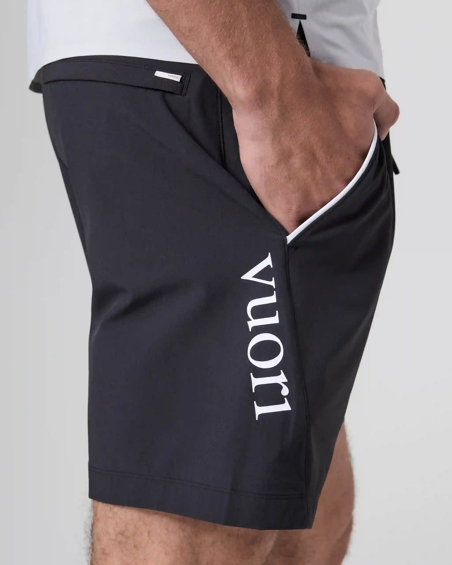 Crosscourt Short Unlined 7"| Black Logo Graphic